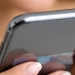 La echaron del trabajo y, de bronca, se llevó un celular