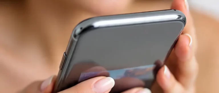 La echaron del trabajo y, de bronca, se llevó un celular