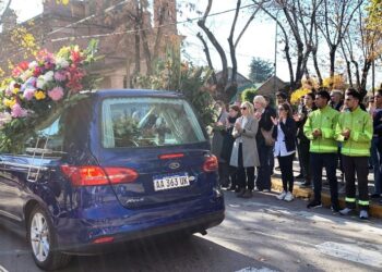 Con respeto y aplausos, despidieron a Oscar Ostoich
