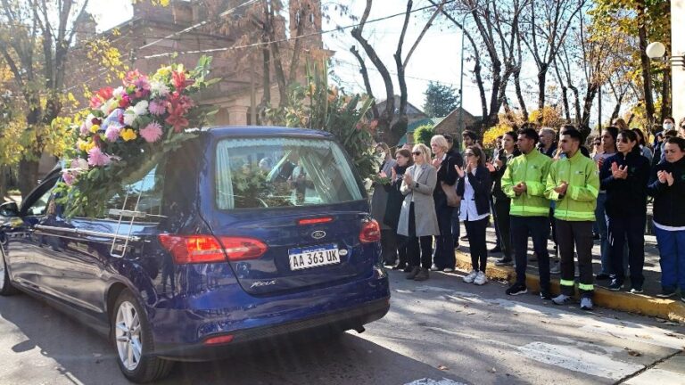 Con respeto y aplausos, despidieron a Oscar Ostoich