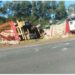 Un camión cargado con pollos volcó en ruta 191