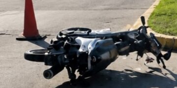 Otro accidente entre auto y moto