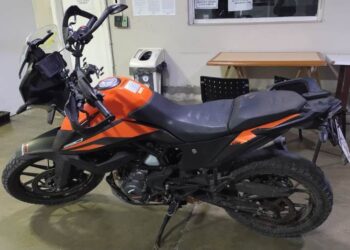 Encuentran a una moto y su conductor “acostados” en la calle