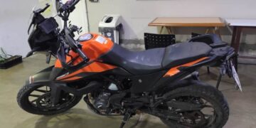 Encuentran a una moto y su conductor “acostados” en la calle