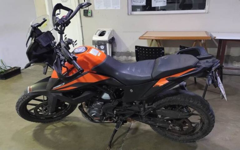Encuentran a una moto y su conductor “acostados” en la calle