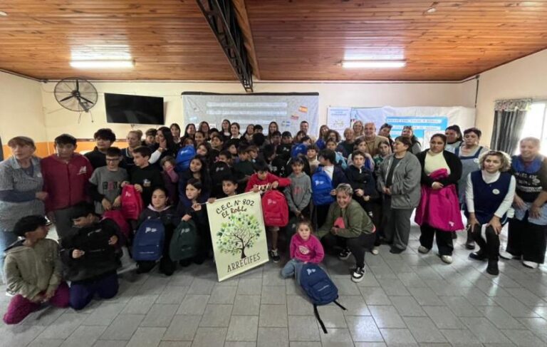Gabilondo entregó útiles escolares a los alumnos de los CEC de Arrecifes