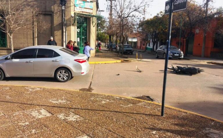 Otro choque entre auto y moto: un herido fue hospitalizado