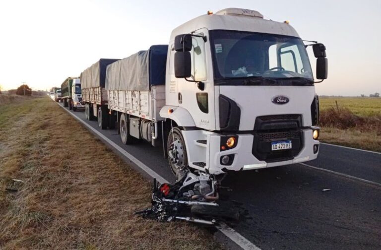 Tres motociclistas heridos en choque con un camión en ruta 8