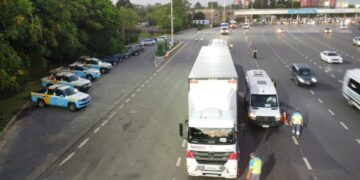 Camiones y micros deberán respetar el carril derecho obligatorio
