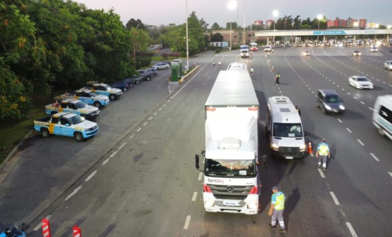 Camiones y micros deberán respetar el carril derecho obligatorio