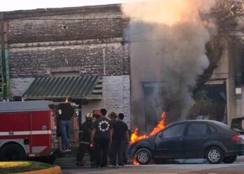 Se incendia un auto en el centro de Arrecifes