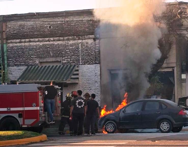 Se incendia un auto en el centro de Arrecifes