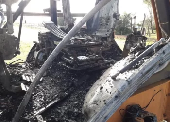 Una empresa denunció que le prendieron fuego dos máquinas viales