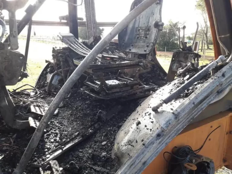 Una empresa denunció que le prendieron fuego dos máquinas viales