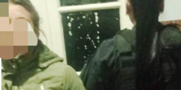 Le pegó a su expareja, quiso agredir a la policía y fue detenida