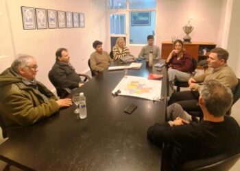 Reunión entre Bouvier y la Cámara de Comercio por la calle Ricardo Gutiérrez