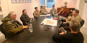 Reunión entre Bouvier y la Cámara de Comercio por la calle Ricardo Gutiérrez