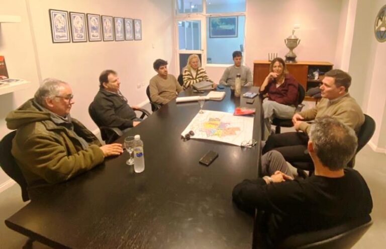 Reunión entre Bouvier y la Cámara de Comercio por la calle Ricardo Gutiérrez