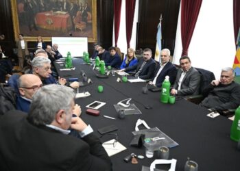La Provincia recibió a intendentes peronistas para ayudarlos ante la crisis