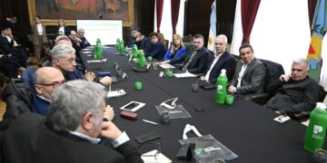 La Provincia recibió a intendentes peronistas para ayudarlos ante la crisis