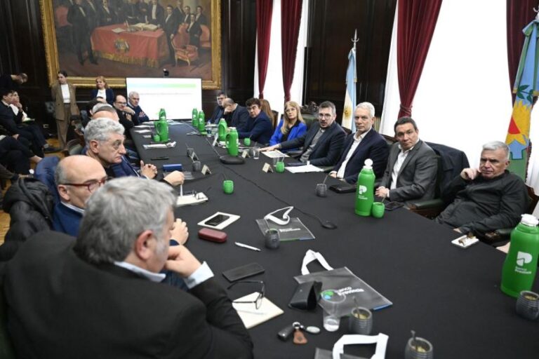 La Provincia recibió a intendentes peronistas para ayudarlos ante la crisis