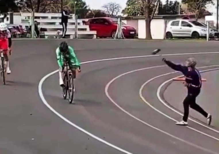 VIDEO. Agresión a un ciclista en plena carrera en Salto