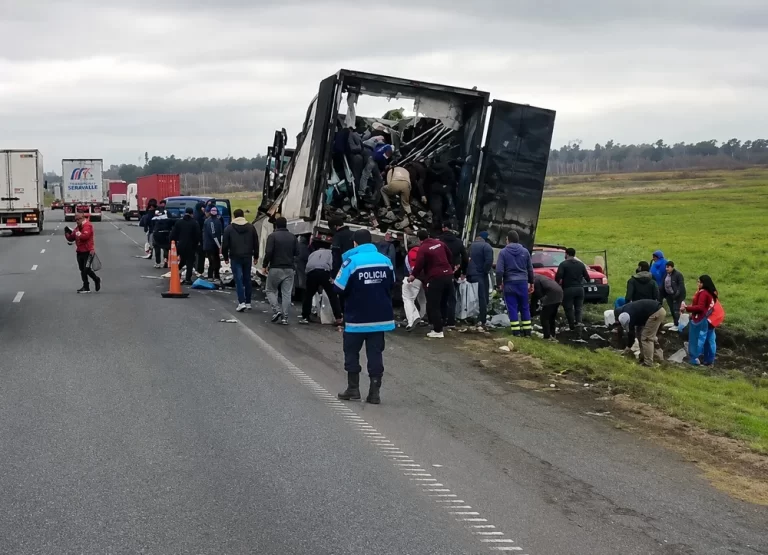 VIDEO. Se incendió un camión cargado con carne y lo saquearon