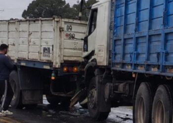Choque por alcance entre dos camiones en ruta 8