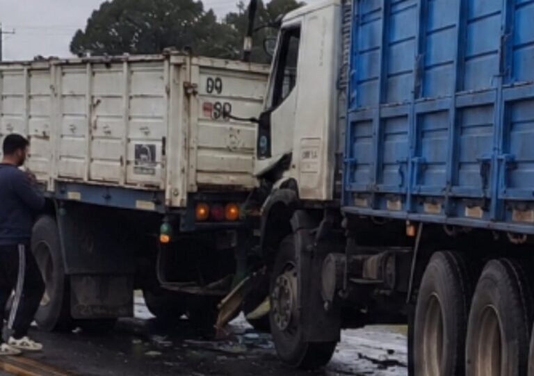 Choque por alcance entre dos camiones en ruta 8