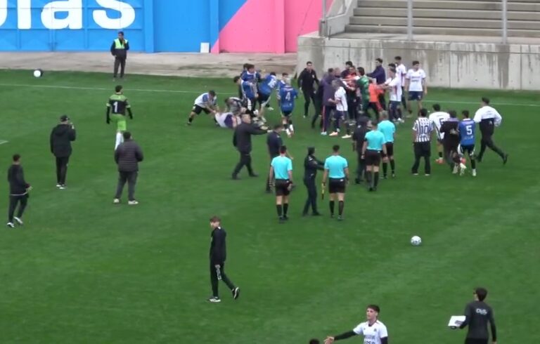 VIDEO. La final del fútbol de San Nicolás terminó a las piñas