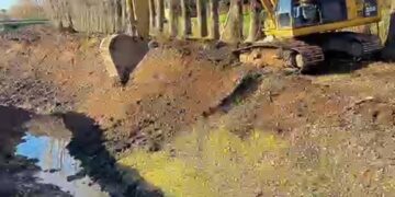 Siguen limpiando drenajes de agua en Arrecifes