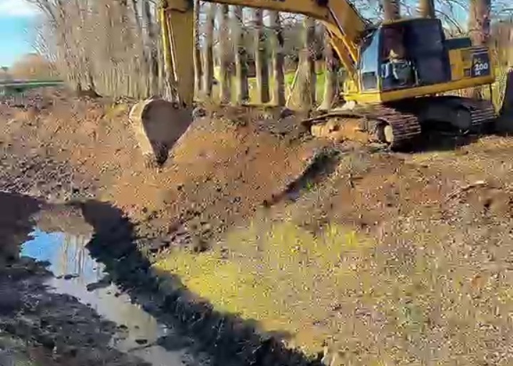 Siguen limpiando drenajes de agua en Arrecifes