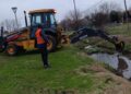 Se trabaja en la limpieza de canales de agua en Arrecifes