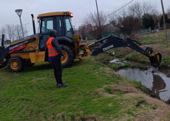 Se trabaja en la limpieza de canales de agua en Arrecifes