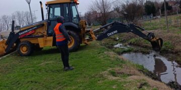 Se trabaja en la limpieza de canales de agua en Arrecifes