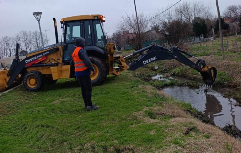 Se trabaja en la limpieza de canales de agua en Arrecifes