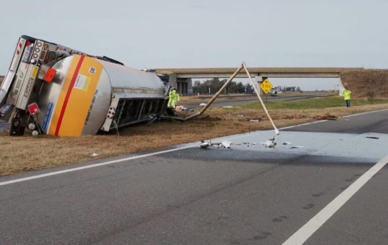 Un camión cisterna volcó en Carmen de Areco