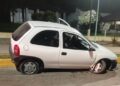 Secuestran un auto que chocó un cantero y causó daños en Av. Merlassino