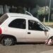 Secuestran un auto que chocó un cantero y causó daños en Av. Merlassino