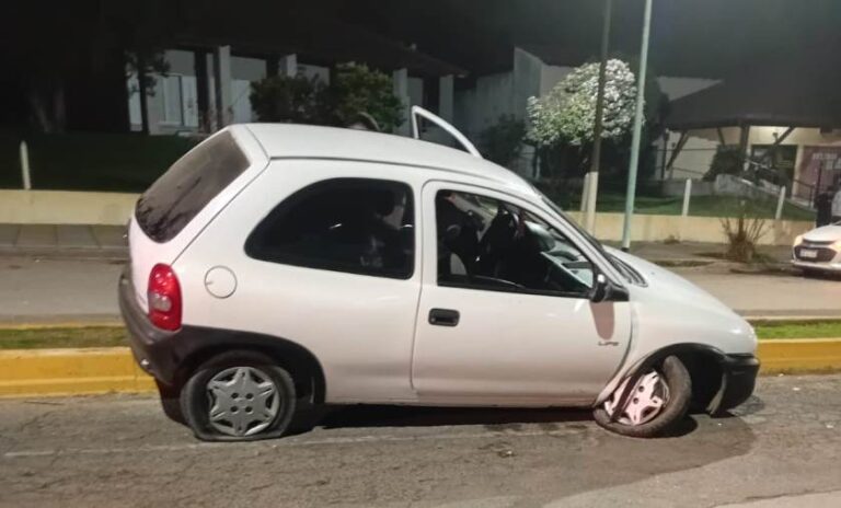 Secuestran un auto que chocó un cantero y causó daños en Av. Merlassino