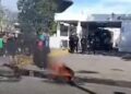 Tuvieron que quemar cubiertas frente al Hospital de San Pedro para que trasladen a una paciente
