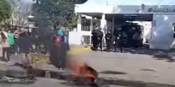 Tuvieron que quemar cubiertas frente al Hospital de San Pedro para que trasladen a una paciente