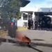 Tuvieron que quemar cubiertas frente al Hospital de San Pedro para que trasladen a una paciente