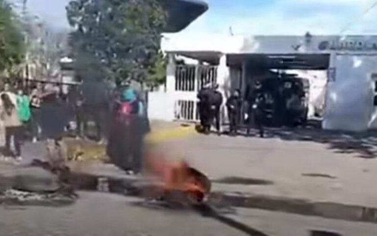 Tuvieron que quemar cubiertas frente al Hospital de San Pedro para que trasladen a una paciente
