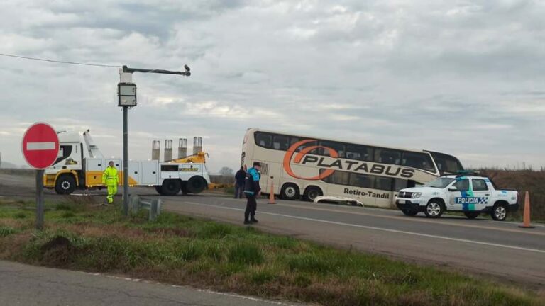 Pasajeros heridos en accidente de un colectivo en Carmen de Areco