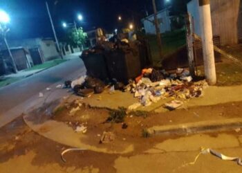 Polémica por desborde de basura en contenedores de Fonavi