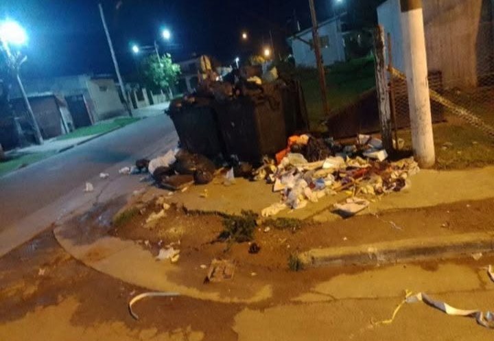 Polémica por desborde de basura en contenedores de Fonavi