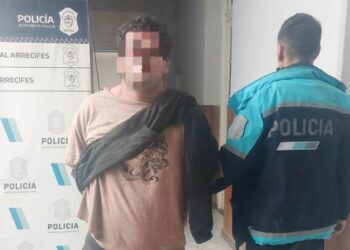 Le rompieron el auto, le pegaron, agredieron a la policía y se los llevaron a la Comisaría
