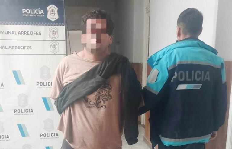 Le rompieron el auto, le pegaron, agredieron a la policía y se los llevaron a la Comisaría