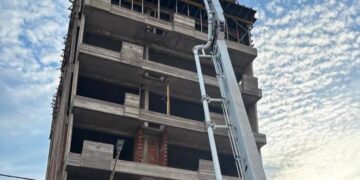Cayó desde el tercer piso por el hueco de un ascensor y se encuentra grave